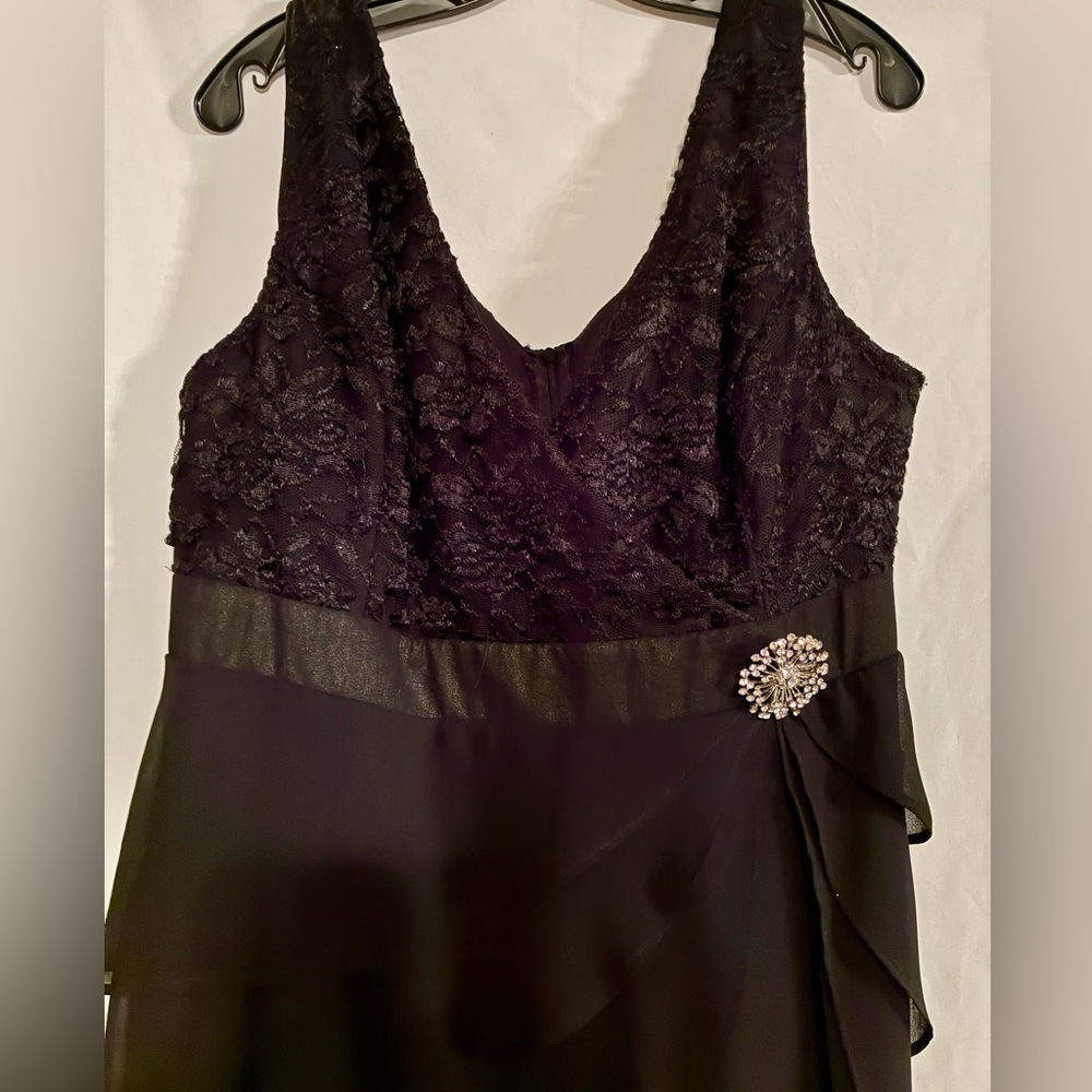 Elegant Black Lace / Chiffon Dress with Sparkling Brooch and Black Lace Shawl